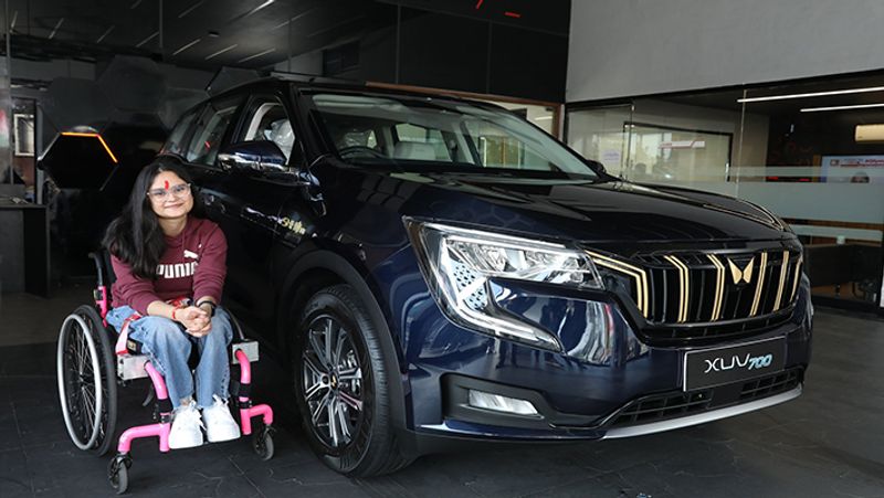 Mahindra hand over the custom made XUV700 Gold to paralympian Avani Lekhara