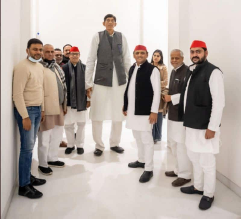 UP Election 2022 Dharmendra Pratap Singh India tallest man joins Samajwadi Party gcw