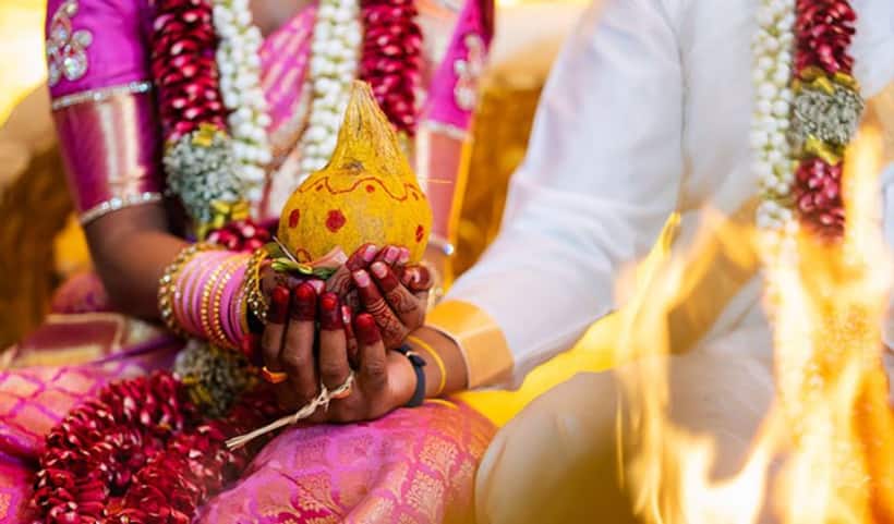 विवाह के पहले मिलाते हैं लड़का-लड़की की जन्म कुंडली, कितने गुण मिलने पर सफल मानी जाती है शादी?