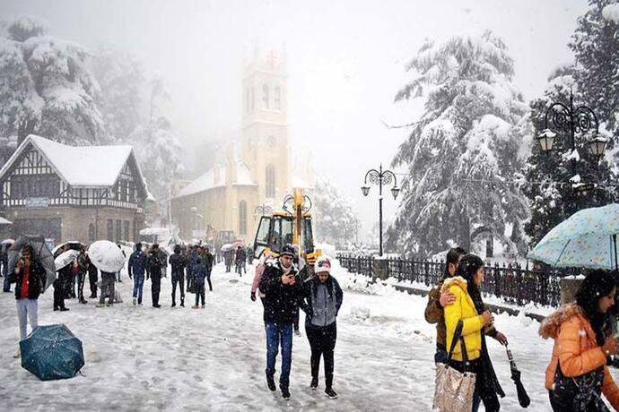 बर्फबारी ने काटी Himachal की लाइफ लाइन..चार राष्ट्रीय राजमार्ग समेत 731 सड़कें बंद, कई गांवों में ब्लैक आउट