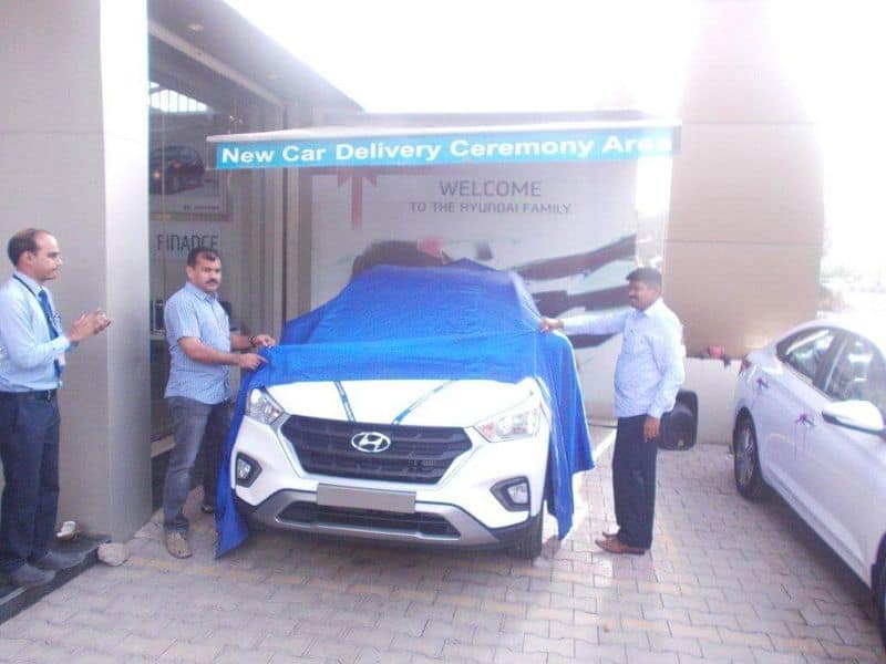 Auto showroom humiliated seeing  outfit farmer immediately reached with 10 lakh rupees video viral