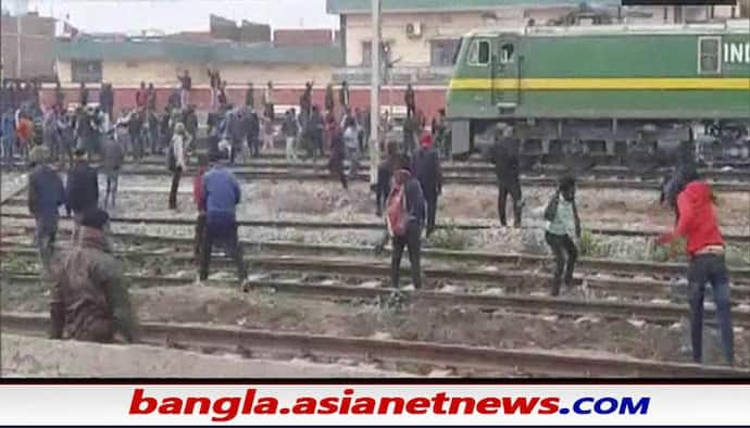 Protest in Bihar : চাকরি প্রার্থীদের আন্দোলনে প্যাসেঞ্জার ট্রেনে আগুন, ৫০০ পড়ুয়ার বিরুদ্ধে দায়ের FIR