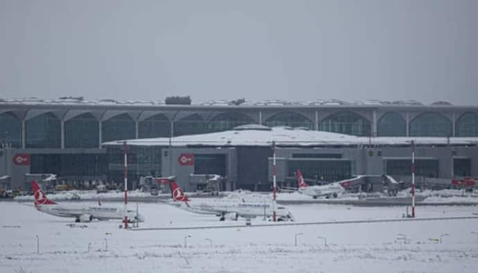 Istanbul Airport: বরফে মোড়া রানওয়ে-বিমান, ধু ধু সাদায় দাঁড়িয়ে ইস্তানবুল এয়ারপোর্ট