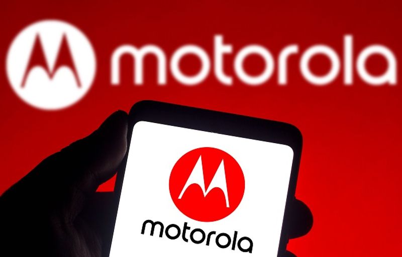 Motorola reveals rollable phone concept that extends from the top gcw