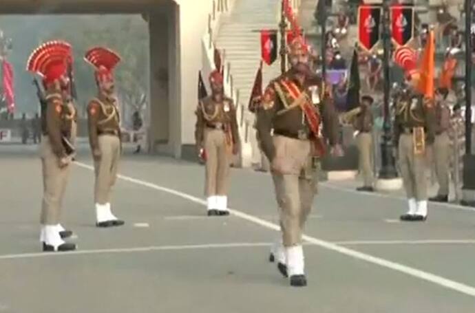 Beating Retreat :  वंदे मातरम के नारों से गूंजा अटारी-वाघा बॉर्डर, बीटिंग रिट्रीट सेरेमनी दिखा जवानों का शौर्य