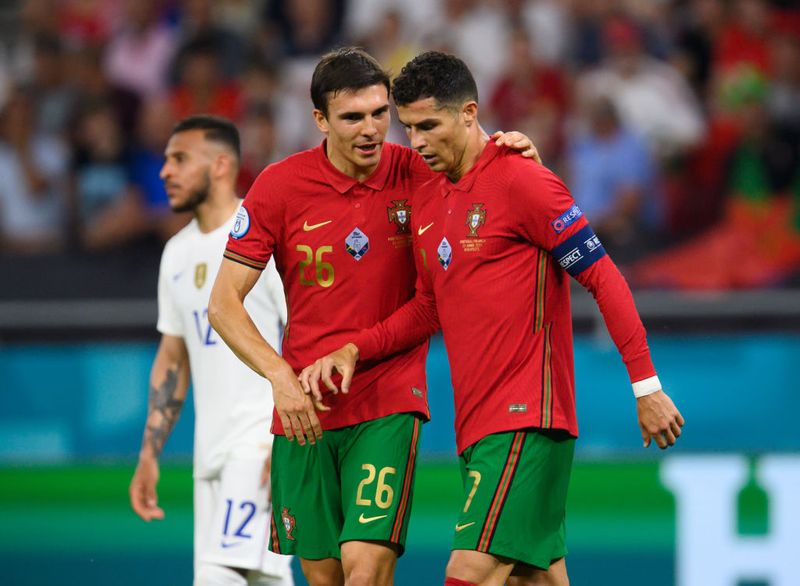 Can Cristiano Ronaldo persuade Portuguese teammate Joao Palhinha to join Manchester United this winter-ayh