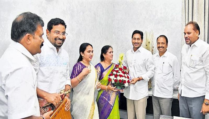 Ex TDP MLA Sobha Hymavathi joins YSRCP