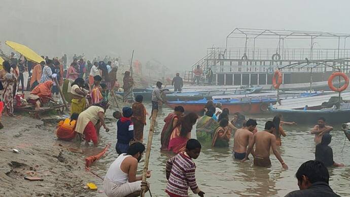 मौनी अमावस्या पर भक्तों ने लगाई आस्था की डुबकी, हर-हर महादेव के नारे से गूंजा काशी विश्वनाथ धाम