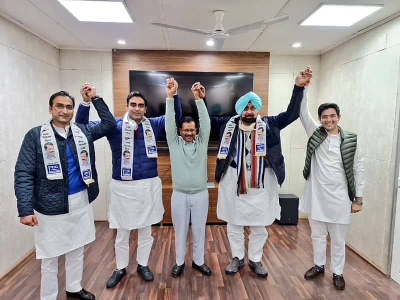 Punjab Election 2022: Ex-Minister, Congress leader Jagmohan Singh Kang joins AAP along with sons-dnm