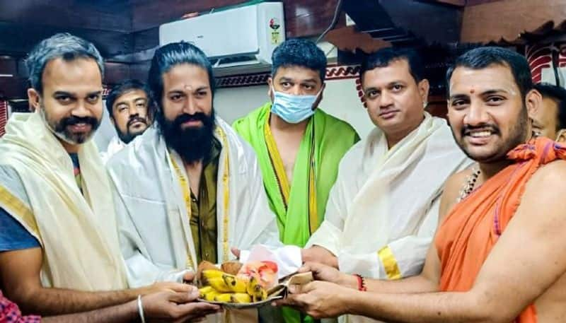 Kannada Actor Yash Visited Udupi Sri Krishna Mutt gvd