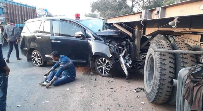 Road Accident:  হুমায়ুন কবীরের স্ত্রীর গাড়িতে ধাক্কা লরির, দুর্ঘটনায় আহত ৩