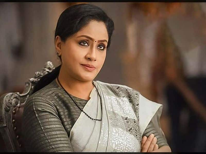 Vijayashanti what a big horn .. ?? Acting just 10 films is only 2 hit .. thilakavathy IPS criticized.