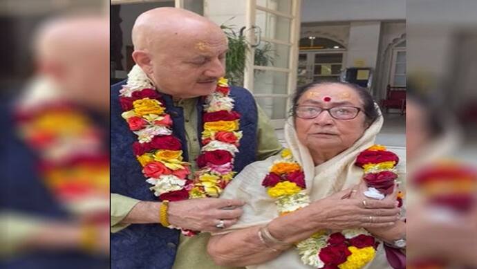 Anupam Kher अपनी मां के साथ इस मंदिर में की पूजा-अर्चना, दुलारी देवी को याद आया गुजरा जमाना