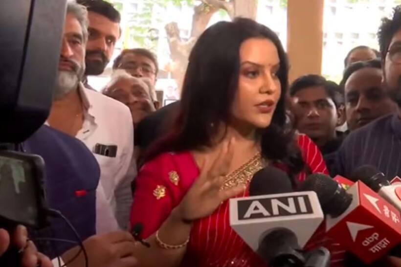 3% of divorces in Mumbai due to traffic, says Amruta Fadnavis