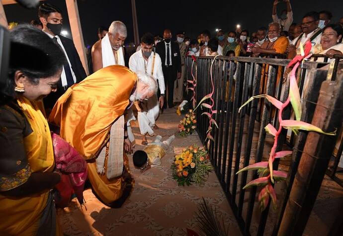 মোদীকে সাষ্টাঙ্গে প্রণাম, খুদের কীর্তি দেখে হাসি চাপতে পারলেন না প্রধানমন্ত্রীও