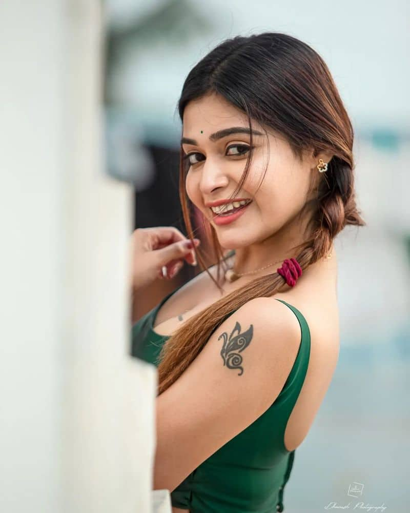 Dharsha Gupta Hot: லோ கிப்பில் படுக்கையில் படுத்து  பாடல் பாடிய  ''தர்ஷா குப்தா''...பட வாய்ப்புக்காக இப்படியா?