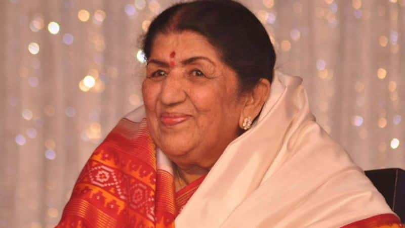 Lata Mangeshkar's nephew Adinath collects her ashes..