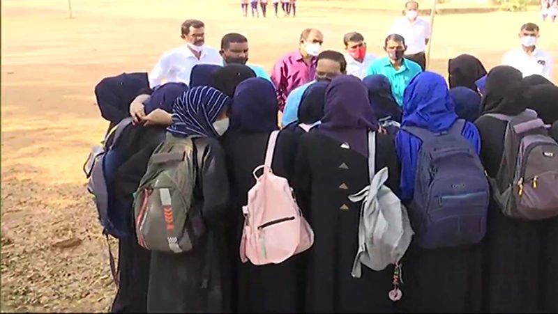 Muslim Educational Society bans hijab On its all 150 institutions in Kerala 2019 ckm