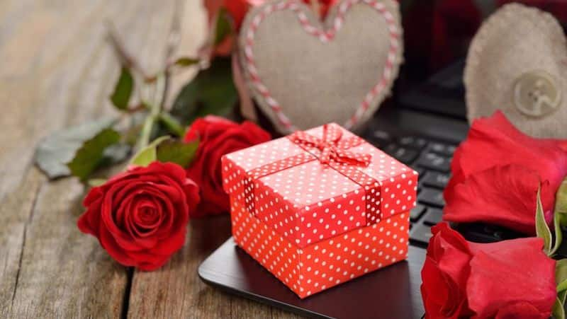 Mumbai Women lost rs 3 68 lakh on pretext of Valentines day gift Police registered case against unknown ckm 