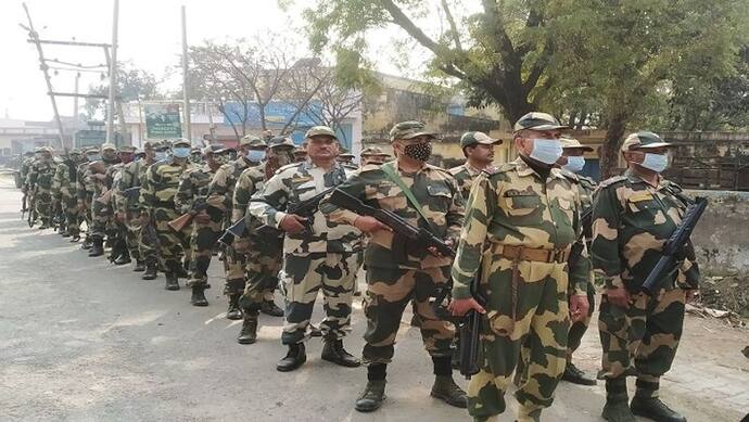 यूपी चुनाव को लेकर बागपत में BSF ने किया फ्लैग मार्च, निर्भिक होकर मतदान का दिलाया भरोसा