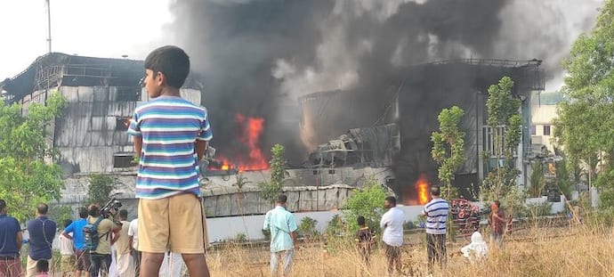 ফের ট্যাংরায় ভয়াবহ অগ্নিকাণ্ড, ঘন ঘন বিস্ফোরণের শব্দে ছড়াল তীব্র আতঙ্ক