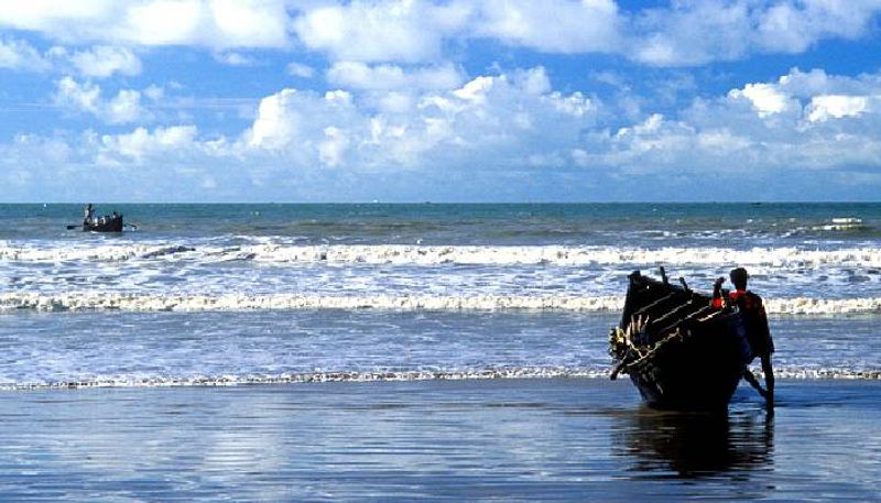 fishing boat trapped in sea in Kannur