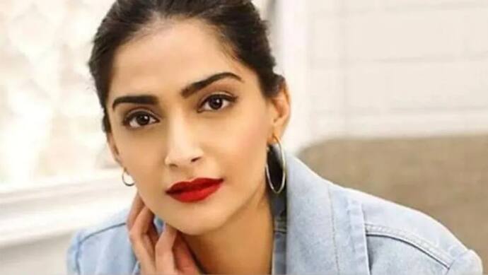 Hijab Row: Sonam Kapoor ने हिजाब से कर दी सिख पगड़ी की तुलना, बीजेपी नेता ने भड़कते हुए दे डाली ये नसीहत