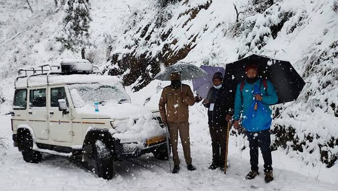 उत्तराखंड की पोलिंग पार्टियों का जोश हाई, बूथों पर पहुंचने पार किए भारी बर्फ और दुर्गम रास्ते,  देखें तस्वीरें