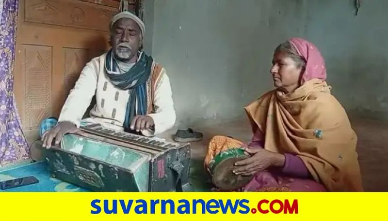 old couple sing Chitthi Aayi Hai With Harmonium and Dafli watch viral Video akb