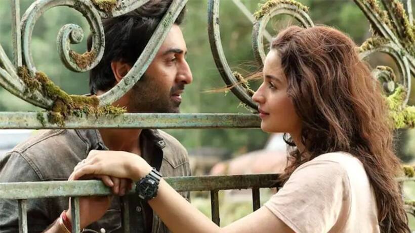 एक दूसरे की आंखों में खोए नजर आए Ranbir Kapoor Alia Bhatt, दोनों को रोमांटिक देख फैंस हुए बेकाबू