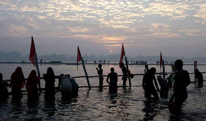 Maghi Purnima 2022: कैसे शुरू हुई माघी पूर्णिमा पर गंगा स्नान की परंपरा? सुख-समृद्धि के लिए ये उपाय करें