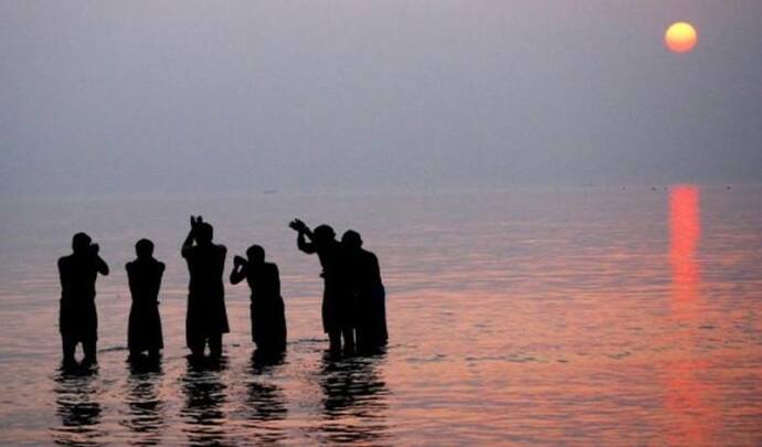 Maghi Purnima 2022: रात 11.22 तक रहेगी पूर्णिमा तिथि, घर बैठे पाना चाहते हैं गंगा स्नान का फल तो ये काम करें