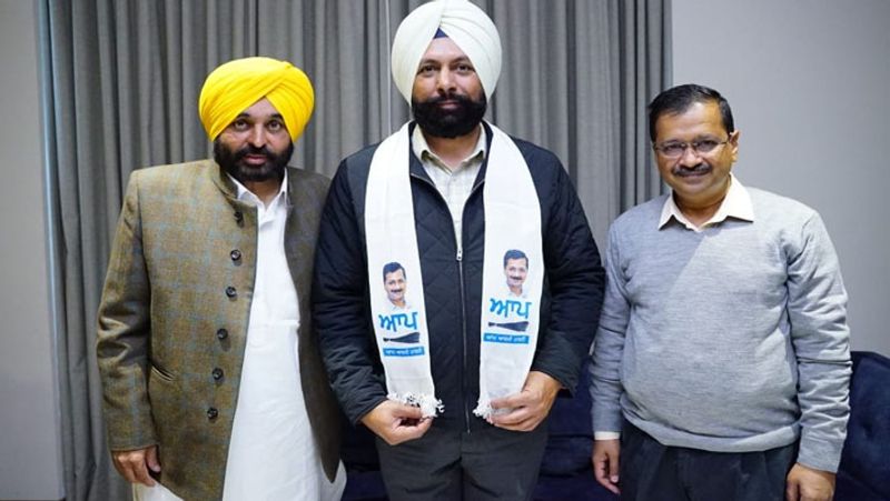 Punjab assembly polls Amritsar mayor Karamjit Singh Rintu joins Aam Aadmi Party pod