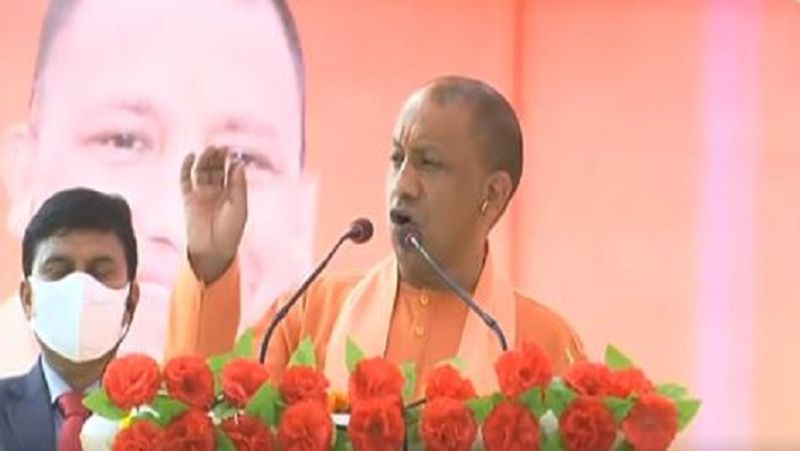 CM Yogi Adityanath Slams Dimple Yadav replace rusted engine statement pod