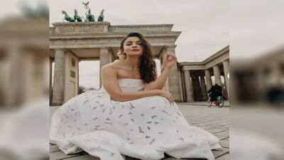 Berlin में Alia Bhatt ने बिखेरा हुस्न का जलवा, ऑफ-शोल्डर व्हाइट गाउन के साथ बालों में गुलाब लगा लूट लिया दिल