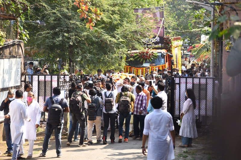 family pays emotional tribute in Bappi Lahiris funeral