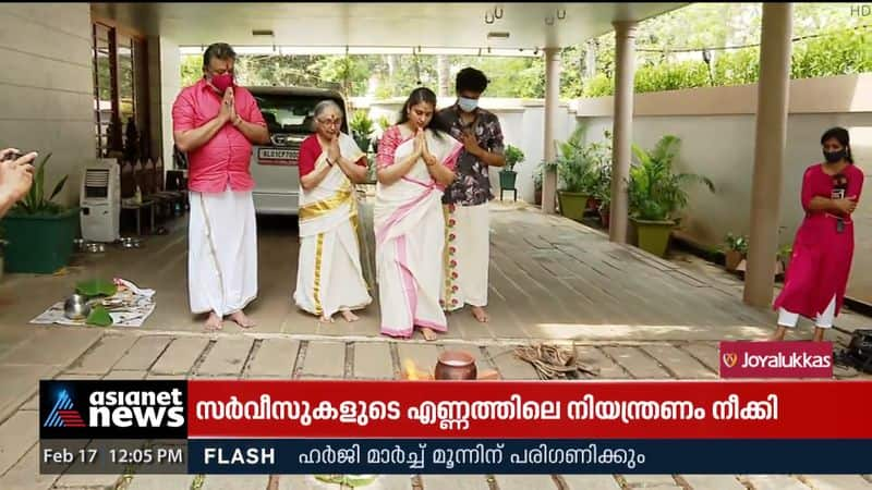 Suresh Gopi MP and family offered Pongala at home