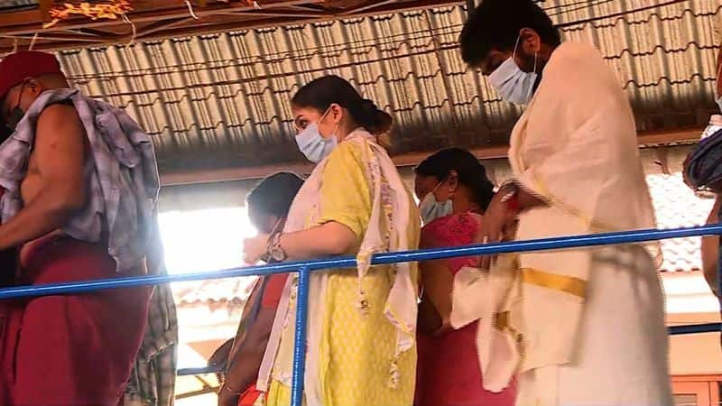 Nayanthara and vighnesh shivan visits Chottanikkara temple