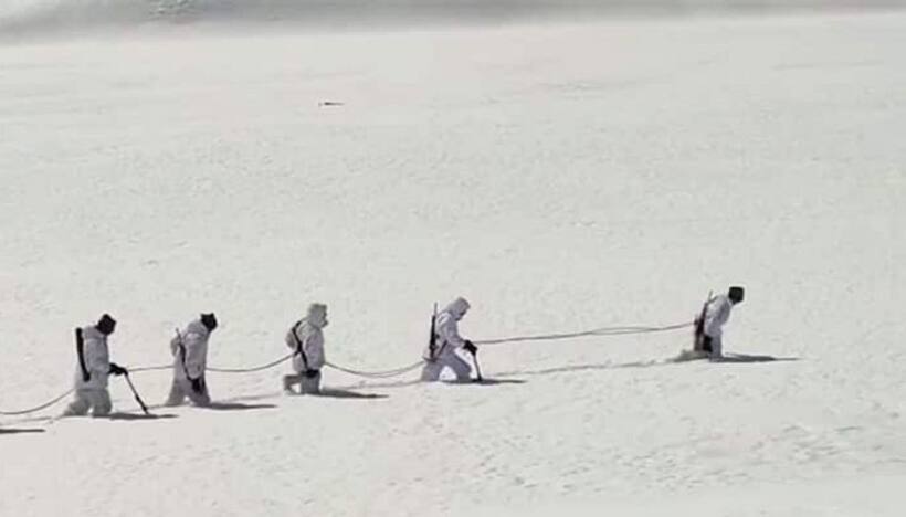 15 हजार फीट की ऊंचाई, घुटनों तक जमी बर्फ को चीरकर कैसे हिमालय की निगरानी करते हैं ITBP जवान, देखें वीडियो