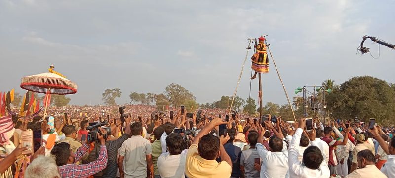 Preparation for the Mailaralingeshwara fair at Huvina Hadagali  in Vijayanagara grg