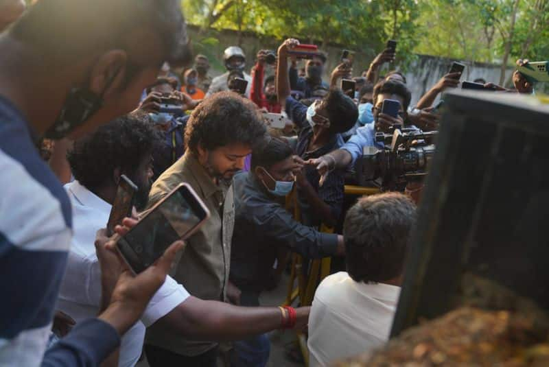 Actor vijay apology to people in poll booth