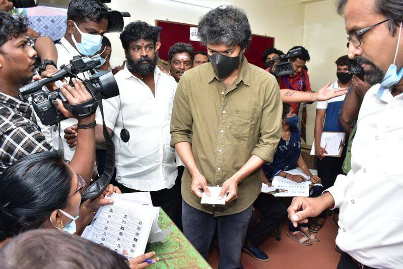 Actor vijay apology to people in poll booth