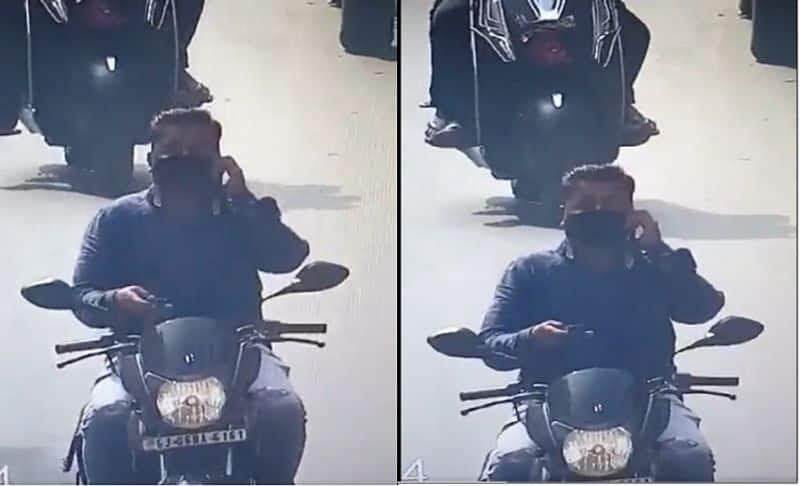 man hold two mobile phones while riding vadodara police issues challan for Traffic Violation ckm