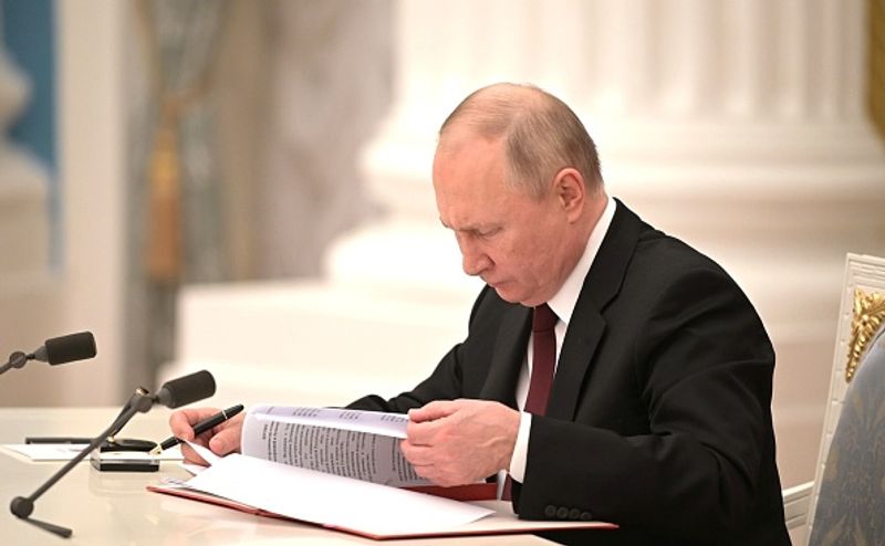 Ukraine Russia Conflict vladimir putin orders troops to eastern Ukraine mnj