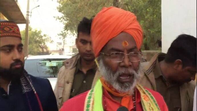 यूपी चुनाव: साक्षी महाराज ने उन्नाव में डाला वोट, हिजाब विवाद को लेकर कही ये बात