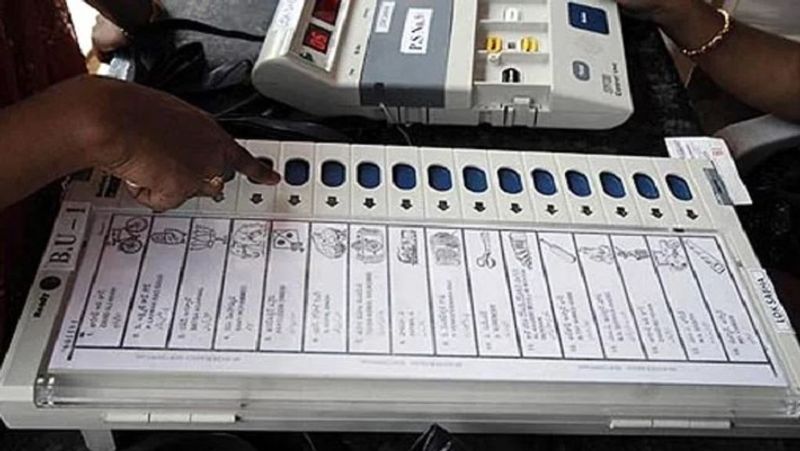 UP Election man applied feviquick to EVM Machine after casting his vote in lakhimpur pod