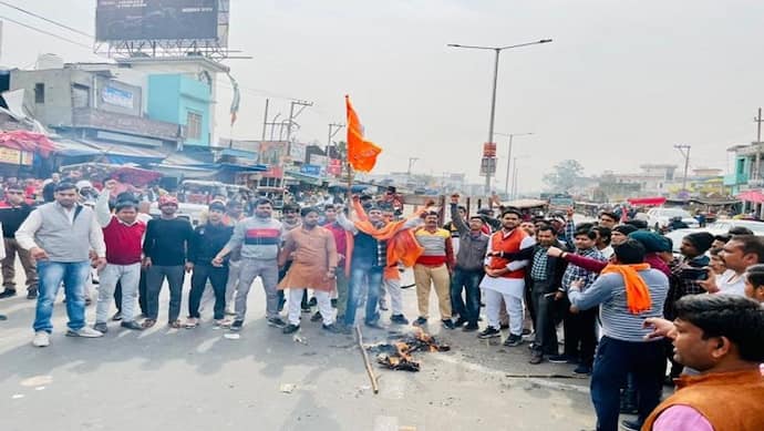 नहीं थम रहा हिजाब विवाद, बजरंग दल कार्यकर्ता की हत्या के बाद बागपत में हुआ विरोध प्रदर्शन