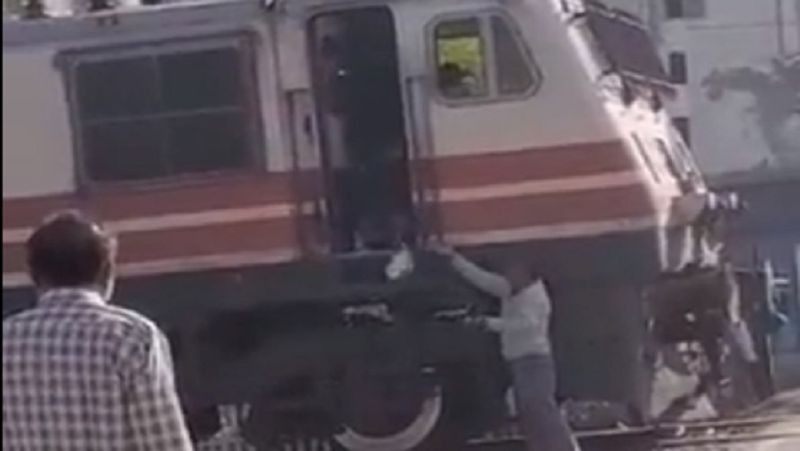 Train driver stop train to collect Kachori in Rajasthan