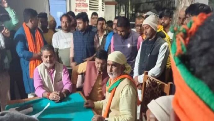 यूपी चुनाव: चिल्लूपार में BJP प्रत्याशी के काफिले पर हमला, पीएम मोदी और सीएम योगी के खिलाफ की गई अभद्र टिप्पणी