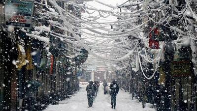 Weather Report: पश्चिमी विक्षोभ का असर; कश्मीर घाटी में रुक-रुककर बर्फबारी, अभी ऐसा ही रहेगा हाल; देखें PICS